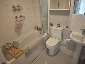 Handtücher, Seife, Toilettenpapier