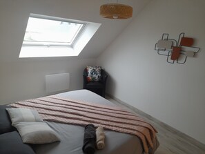 3 bedrooms, travel cot, bed sheets