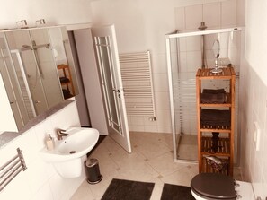 Haartrockner, Handtücher, Seife, Toilettenpapier