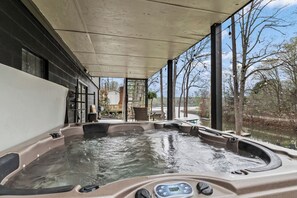 Outdoor spa tub - Waterfront Home - Hot Tub, Dock, Fire Pit, Boat (Lake Norman of Catawba)