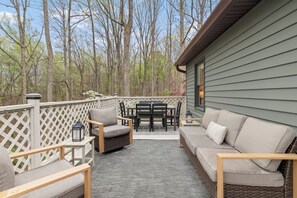 Outdoor dining - Waterfront Home - Hot Tub, Dock, Fire Pit, Boat (Lake Norman of Catawba)