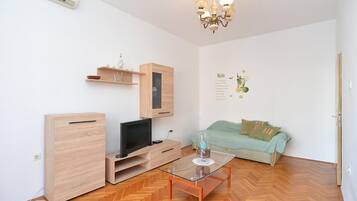 Apartment, 2 Bedrooms, Balcony, Garden View | Living room