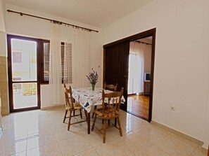 Apartment, 2 Bedrooms, Balcony, Garden View | Dining room