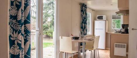 Réfrigérateur, micro-ondes, plaque de cuisson