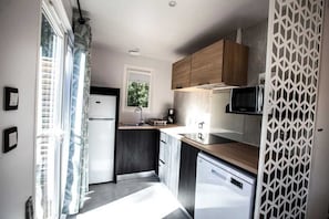 Fridge, microwave, stovetop, dishwasher
