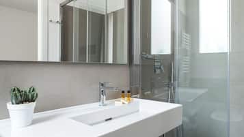 Dusche, Haartrockner, Bidet, HandtĂŒcher