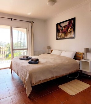 4 habitaciones, tabla de planchar con plancha, wifi y ropa de cama 