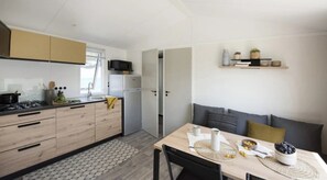 Kühlschrank, Mikrowelle, Herdplatte, Geschirrspüler