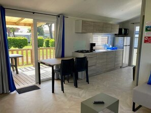 Køleskab, mikrobølgeovn, kogeplade, opvaskemaskine