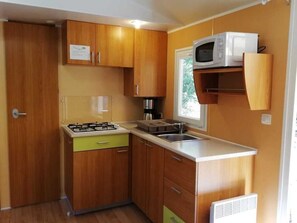 Kühlschrank, Mikrowelle, Herdplatte