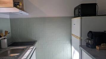 Réfrigérateur, micro-ondes, plaque de cuisson