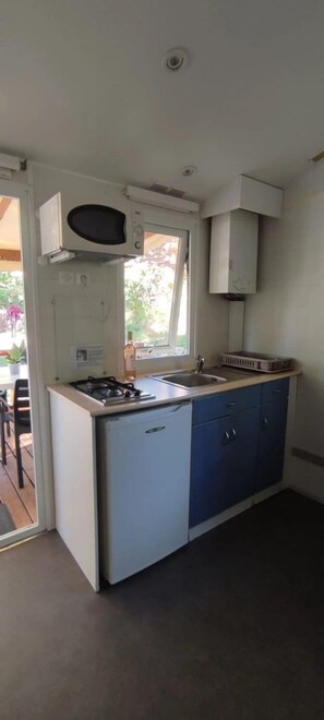 Kühlschrank, Mikrowelle, Herdplatte