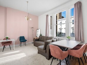 TV, books - Stylish Open-Plan Living Gem in Victoria - Pass the Keys (London)