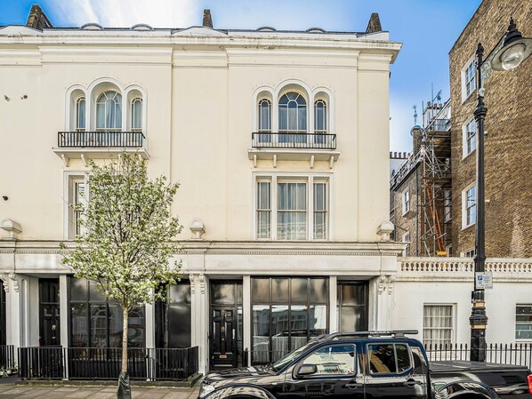 Exterior - Stylish Open-Plan Living Gem in Victoria - Pass the Keys (London)