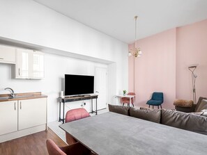 TV, books - Stylish Open-Plan Living Gem in Victoria - Pass the Keys (London)