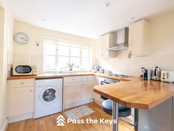 Fridge, microwave, oven, coffee/tea maker