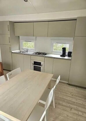 Fridge, stovetop