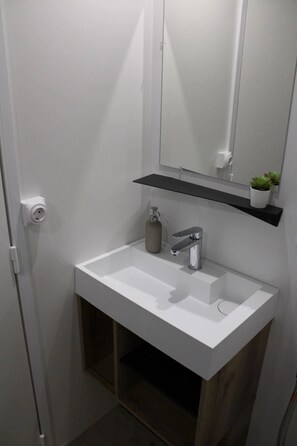 Bathroom - Camping - ccbbcah - One Bedroom Apartment, Sleeps 2 (Charlieu)