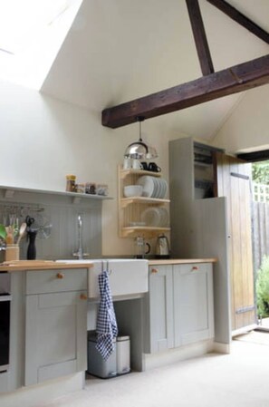 Jääkaappi, mikroaaltouuni, uuni, astianpesukone