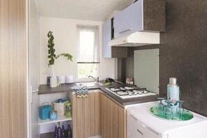 Jääkaappi, mikroaaltouuni, liesi