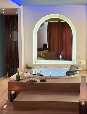 Superior kamer | Een kluis op de kamer, een bureau, een laptopwerkplek, gratis wifi