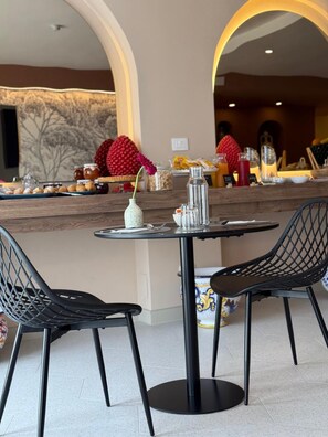 Free daily buffet breakfast  - Via del Mare Apulia B&B  Spa Suite (Rutigliano)
