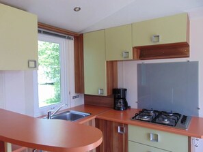 Fridge, microwave, stovetop, toaster - Camping 3 étoiles - Piscine  - ccbafee (Avrillé)