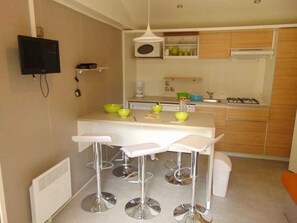 Geladeira, micro-ondas, cooktop, lava-louças