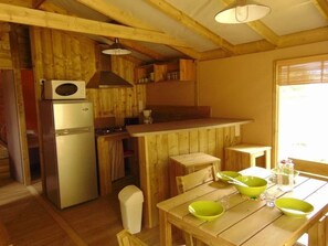 Jääkaappi, mikroaaltouuni, liesi, astianpesukone