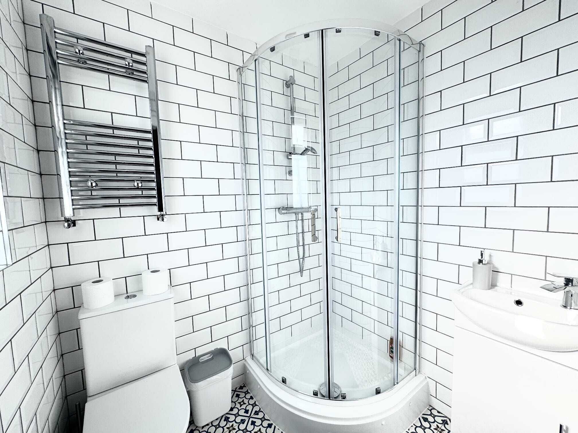 Douche, serviettes fournies, savon, papier de toilette