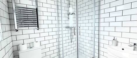 Douche, serviettes fournies, savon, papier de toilette