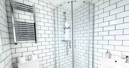 Prime Location 5 Bed En-suite 6 Bathrooms in Derby Sleeps up to 10 People.