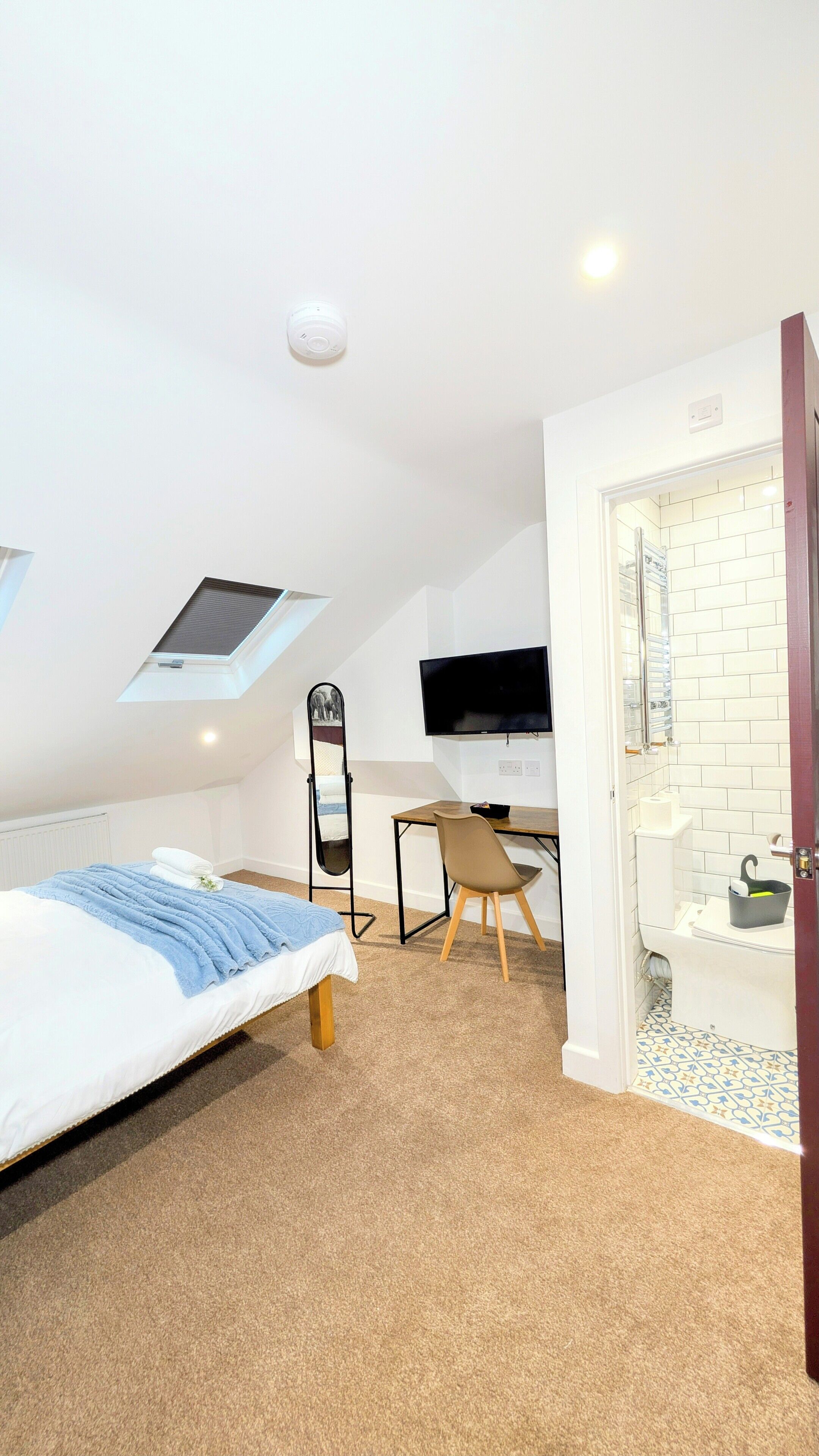 5 bedrooms, desk, iron/ironing board, WiFi