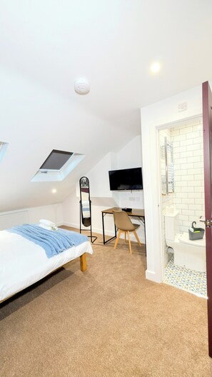 5 bedrooms, desk, iron/ironing board, WiFi