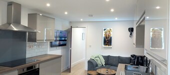Prime Location 5 Bed En-suite 6 Bathrooms in Derby Sleeps up to 10 People.