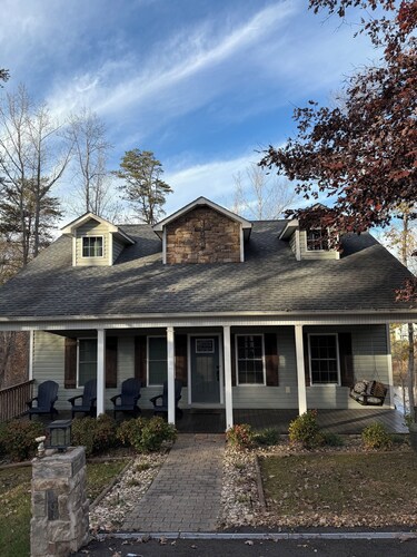 Charming Private Yet Convenient Lake Front 4-bedroom house in Wirtz