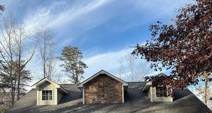 Charming Private Yet Convenient Lake Front 4-bedroom house in Wirtz