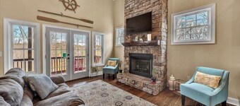 Charming Private Yet Convenient Lake Front 4-bedroom house in Wirtz