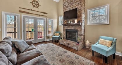 Charming Private Yet Convenient Lake Front 4-bedroom house in Wirtz