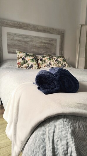 5 bedrooms, iron/ironing board, WiFi, bed sheets - Castilla 5 suites (Sevilla)