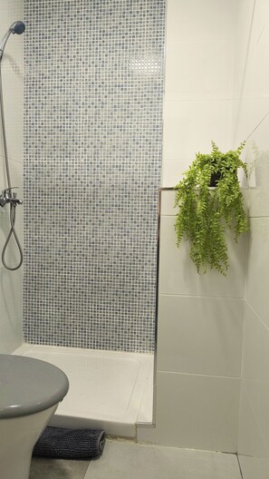 Shower, hair dryer, towels, soap - Castilla 5 suites (Sevilla)