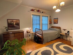 6 bedrooms, iron/ironing board, WiFi, bed sheets