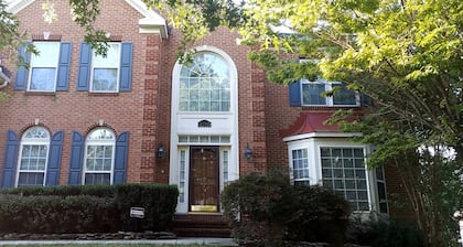 Exquisite & Cozy 1-bedroom apartment with WiFi, AC in lovely Upper Marlboro