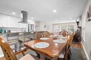 Dining - Frippin Graytful, Golf Cart Included, Pet Friendly - 120 Sea Otter (Fripp Island)