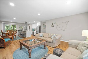 TV, fireplace - Frippin Graytful, Golf Cart Included, Pet Friendly - 120 Sea Otter (Fripp Island)