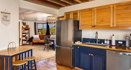 Mountain Escape - Lake, Golf & Trails - Sleeps 12 – Family Friendly With WiFi