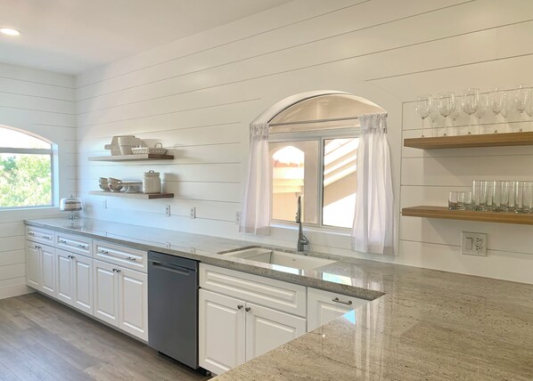 Fridge, microwave, oven, stovetop - Cozy, upscale condo in McCormick Ranch, Scottsdale (Scottsdale)