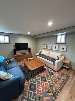 Een smart-tv, een open haard en een computerscherm