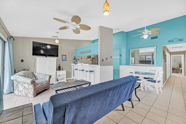 Living area - Relaxing & Spacious 2/2 Short Walk to Beach - B (South Padre Island)