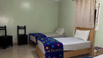 Habitación triple económica, vista a la ciudad | Ropa de cama de alta calidad, cortinas blackout y wifi gratis